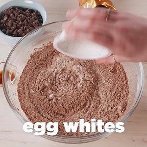 Passover cookies? Hello? But I would certainly not call them low carb! That’s ridiculous! These low-carb cookies are the fudgiest cookies in the kitchen — and they have ZERO flour! Full recipe: http://dlsh.it/PNEa9EW Via: Delish | Levana Meal Replacement