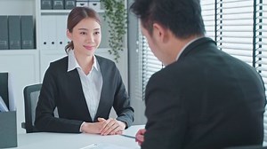 Asian Beautiful Woman Talk Hr Manager 库存影片视频（100% 免版税）1079778827 | Shutterstock