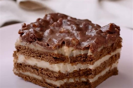 Hrskava, mekana, bez pečenja: Biskvit torta s lešnicima, najkremastije čokoladno savršenstvo koje se sprema očas posla