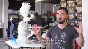 16. İstanbul Bienali sanatçılarından Simon Fujiwara, küçükken ziyaret ettiği Disneyland’den esinlenen "Dünya Çok Küçük" adlı eserini anlatıyor. #istanbulbienali #yedincikıta #koçholding | İstanbul Bienali