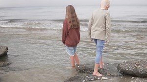 Enfants Marchent sur la plage par : vidéo de stock (100 % libre de droit) 1096729525 | Shutterstock