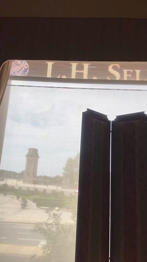 Posted @withregram • @lhselmanpaperweights Gearing up for our next Auction here in Chicago. There are more than a couple Gems in this seasons offering.❄️💎🍁 #art #glassart #handmade #sculpture #artcollector #contemporaryart #artgallery #galleryart #paperweight #paperweights #pressepapier #briefbeschwerer #fermacarte #pisapapel #collectibles #collectors #baccarat #flamework #lampwork #millefiori #murrine #studioglass #headyartglass #functionalart #glassofinstagram #talkingoutyourglass | Talking 