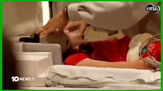 幼児の脳をMRIで調べた研究で、かなり衝撃的な結果が出た――3〜5歳の子ども60人を分析したところ、タブレットやスマホなどの“触って遊ぶ画面時間”が、発達途中の脳の白質（神経のつながり）を目に見えて減らしていることが確認され、たった1日2時間でも脳の配線が弱まり、言葉の発達や読み書きの力の低下と関係していた。神経科学者であり父親でもあるマイク・ナーゲル教授も「こんな結果は想定外だった」と驚きを隠さず、子どもが小学校に上がる前の段階で脳の構造そのものが変わってしまっている現実が、画像としてはっきり示された。この内容は正直かなりゾッとするもので、なんとなく“見すぎは良くない”と思っていたレベルとは違い、“脳が削られている”感覚に近い。小さな子どもを持つ親として、この研究を見てスクリーン時間の考え方は変わるだろうか。