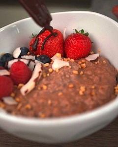 “Pimp my Porridge” by IQs Kitchen 🥣 5x IQs Kitchen Kalender zu gewinnen!🎁 . Der Protein-Kickstart und wertvolle Kraftspender, der lange sättigt und in 3min zubereitet ist: Klingt nach dem perfekten Fitness-Frühstück oder?😉 Laut meiner Umfrage lieben über 90% der Qommunity ihr Porridge und ich kann es absolut verstehen 😁 . Wir sprechen hier nicht über den öden Frühstücksbrei aus aufgekochten Haferflocken und Milch, sondern über die „aufgepimpte“ Variante eines alten Klassikers, der wieder vol