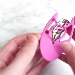 Our Curl n' Go Eyelash Curler folds into a compact travel tool specially crafted for great on-the-go lashes. Perfect for travelling and weekends with the girls! 👯 | Tweezerman Indonesia