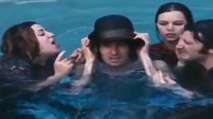 Mamas & The Papas - California Dreamin' 1964 Michelle Phillips, geboren als Holly Michelle Gilliam (Long Beach (Californië), 4 juni 1944) is een Amerikaanse zangeres en actrice. Ze werd beroemd als lid van de populaire zanggroep uit de jaren zestig The Mamas and the Papas. Later verwierf ze faam door haar optreden in diverse televisieseries, waaronder Knots Landing en Seventh Heaven. Ook trad ze op in Star Trek: The Next Generation. | Oldie video's on line