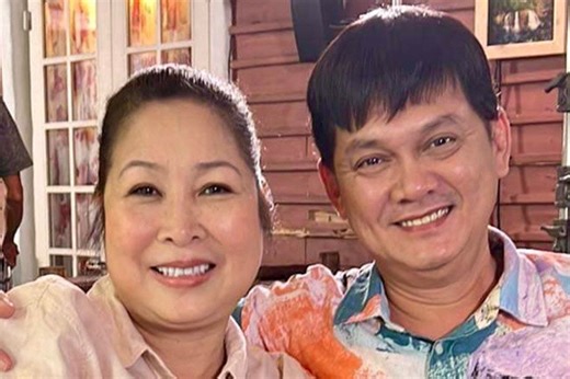 NSƯT Hữu Châu và NSND Hồng Vân hồn nhiên chơi bập bênh