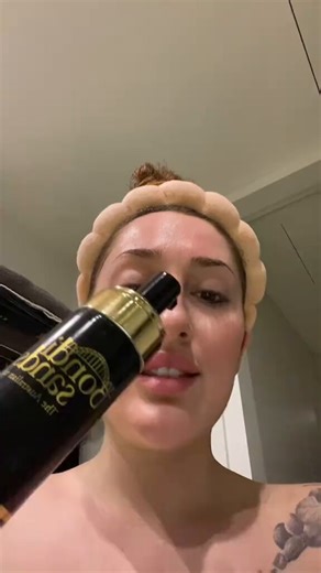 RT @gotrice2024: This woman is trying another tanning product from Bondi Sands. It’s a self tanning foam. She pumps it into her hand, it lo…