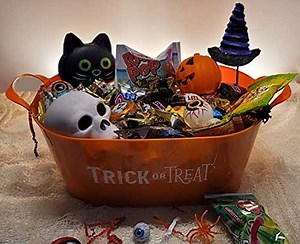 HALLOWEEN BOX (100) trick or treat, snacks, spooky, variety pack, Halloween box, boys, girls, college student, rubber duck, candy box