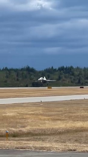 Touch and Go Amazing F-18 Super Hornet Fighter Jet 🎥:@big_seans_aviation #f18superhornet #f18 #fypchallenge #fblifestyletyle #fpy | Aviation Entertainment