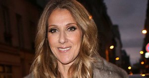 Céline Dion incroyable dans cette mini robe, épaules dénudées et jeu de jambes à couper le souffle