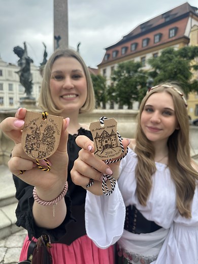 🎉 GEWINNSPIEL: Schlossfest-Marken zu gewinnen! 🎉 Das Schlossfest in Neuburg steht vor der Tür – und wir verlosen insgesamt 4x 2 Eintritte Marken für einen unvergesslichen Festbesuch am ersten oder zweiten Wochenende! 🍻🎠🎶 So einfach bist du dabei: ✅ Folge uns @vrbankneuburgrain 💬 Kommentiere, mit wem DU das Schlossfest besuchen möchtest und an welchem Wochenende 📲 Bonus-Chance: Teile den Beitrag in deiner Story (freiwillig) und erhöhe deine Gewinnchance! 👉 Mitmachen lohnt sich – wir drück