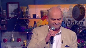 Kedves Zenebutik nézők! Mély fájdalommal tudatjuk veletek, hogy szeretett előadónk, Lagzi Laci, ma késő délután elhunyt. 🖤 Boldogok vagyunk, hogy ismerhettük és részesei lehettünk az életének. Köszönjük neki, hogy mindig örömmel fogadta meghívásunkat műsorainkba. Ezzel a dallal szeretnénk megemlékezni, remélve, hogy Ti is így tesztek. Sosem fogjuk elfelejteni a vidám beszélgetéseket. Emléked örökre velünk marad!🖤 Zenebutik szerkesztőség | Zenebutik