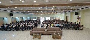Under the joint aegis of Yogapeace Sansthan and Bhagwan Mahavir University, Surat, the 'Anandam for Students' yoga program was conducted, where Yogacharya Dhaka Ram Ji led an incredible yoga session focused on the physical and mental development of children. This program helped children become healthier and stronger while guiding them on the path to achieving true joy and bliss. Hundreds of students and teachers benefited from this inspiring initiative. 🌟 Yogapeace Sansthan #YogapeaceSansthan #