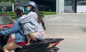 Màn chống nắng bất chấp nguy hiểm của gái xinh đi SH gây tranh cãi