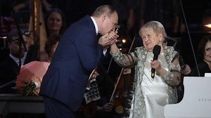 Мелодия надежды: Александра Пахмутова отметила юбилей на сцене