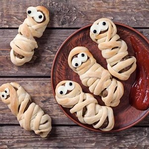 Halloween's here and with it comes this recipe that will make you shudder! Some delicious mummy sausages with #oliveoil Ingredients: - flour dough -sausages -onion seeds(for the eyes) -sauce and Chilean extra virgin olive oil | Chile Olive Oil | Facebook