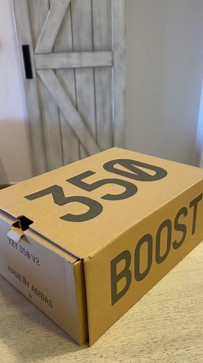 1K views | In our comfy era…️ Unboxing shoes that never make our feet hurt >>> ✨ #amman #jordan #shopping #onlineshopping #inspo #inspiration #unboxing #yeezy #yeezy350 #yeezyboost #kanyewest #adidas #trending #shoes #sneakers #sneakerhead #hypebeast #fashion #style #streetstyle #summer #summerfashion #trends #fashiontrends | Klick and Shop | Facebook