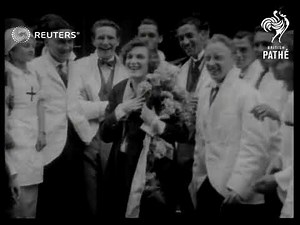 ARTS: Theatre: Miss Gladys Cooper with students (1922)