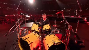 #Fuel 🛢🔥 Primer tema del álbum #Reload (1997). James necesita esa explosión de energía, de intensidad, de pasión por la velocidad y la adrenalina. Su tema favorito; llena de metáforas, obsesión por el consumo y la velocidad? "Cien más a través de blanco y negro Caballo de guerra, cabeza de guerra Joder, hombre Nudillo blanco apretado A través de blanco y negro Oh En quemar El combustible es motores de bombeo Ardiendo duro, suelto y limpio" 🎶🔊🔊 Metallica sorprende con este video hecho en 360