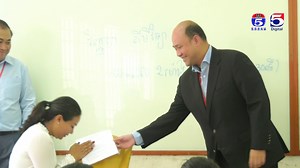 អាណាព្យាបាលរបស់បេក្ខជនទទួលបានការយកចិត្តដាក់ខ្ពស់ពីគណៈកម្មការរៀបចំការប្រឡង | TV5 Cambodia