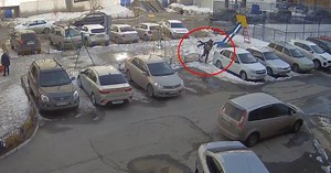 Ông bố bắt cóc con gái lên ô tô giữa ban ngày và câu chuyện thực sự phía sau gây nhiều tranh luận