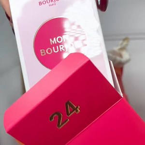 🎁✨ Le compte à rebours commence… et il n'a jamais été aussi chic ! Avec notre Calendrier de l'Avent Bourjois x Elise Chalmin, profitez de 24 surprises beauté cachées dans un pochon réutilisable au motif de la créatrice. 😍🎄 À offrir (ou à garder pour soi 😉) ! | Bourjois Paris