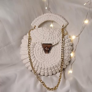 Handgefertigter Mini-Rucksack aus Häkelarbeit – Weißer Boho-Strickrucksack mit goldener Kette - Etsy.de