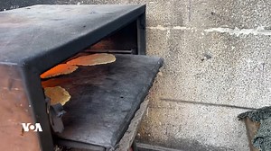 117K views · 10K reactions | ◀باکووری غەززە لە قەیرانی خۆراکدایە، منداڵان لە برسێتیدا دەگرین فەلەستینییەکان لە باکووری کەرتی غەززە ڕیزیان بەستووە بۆ وەرگرتنی خواردن، هەندێکی تر لە فڕنی کاتیدا نان دروست دەکەن، ژنێک دەڵێت منداڵان "لە برسێتیدا دەگرین". AFP | VOA Kurdish | Facebook