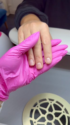 ✨ Full Set Hard Gel Extensions ✨ I must say, this set was quite a challenge. The natural nails were quite damaged, and there were no defined sidewalls or corners to work with. However, with a bit of patience and careful work, we managed to bring them back to life. 💅✨ And in the end… these gorgeous nails were absolutely worth it. 🤍🌸 A lovely transformation and such a satisfying result! 📸 | RM Nails & Beauty