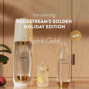 In questi giorni di festa fai brillare il tuo Spirit Gold ✨ Ti presentiamo l'edizione natalizia di SodaStream con un pizzico d'oro per la tua cucina | SodaStream Italia