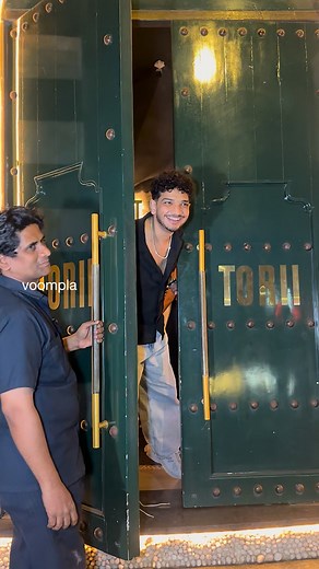 6.2K views · 28 reactions | “kitchen band ho gaya” quips munawar faruqui as he chats with the cams at a restaurant in khar | Voompla | Facebook