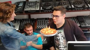 Nos gusta celebrar los cumpleaños con nuestros alumnos con Buen rollito. Felicidades David !! | Audio Master Academy - Musiluz