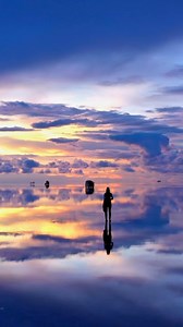 Atemberaubend! Die Salzpfanne Salar de Uyuni befindet sich im Südwesten Boliviens auf einer Höhe von über 3500 Metern. Bis zu sieben Meter dick ist die Salzkruste, die diese einmalige Landschaft ausmacht. Hier seht ihr, was passiert, wenn sich Regenwasser auf der salzigen Oberfläche sammelt... 🤩 Wer hat Lust auf einen Trip durch Südamerika? 🙌 https://bit.ly/3LzBiTQ | Secret Escapes