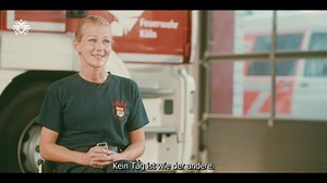 Zu den Aufgaben der Feuerwehr Köln gehören der Brandschutz, der Rettungsdienst und der Bevölkerungsschutz. Aber was genau heißt das denn? Wir haben auf der Feuer- und Rettungswache 6 in Chorweiler vorbeigeschaut und die Kolleg*innen genau das gefragt. 🎥 🍿 Wie findet Ihr das Ergebnis? | Feuerwehr Köln