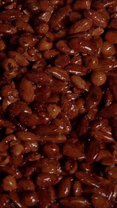 28 reactions | Chaque fourrage est travaillé selon un savoir-faire unique donnant à chacune de nos créations toujours plus de gourmandise. Caramel, praliné, pâte d’amande, nougatine… Toutes nos créations sont l’oeuvre de gestes répétés à la perfection, dans notre Manufacture normande. C’est ça, être Confiseur. #cluizel #chocolat #savoirfaire #manufacture #cacao #métier #chocolat | Cluizel Paris | Facebook