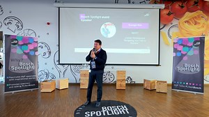 🎤 La Bosch în Blaj a avut loc cea de-a patra ediție Spotlight, un eveniment intern care a demonstrat din nou ce înseamnă să crești împreună cu o echipă care pune preț pe oameni și pe potențialul lor unic. Având tema „Dezvoltare în carieră”, colegii noștri au avut șansa să se conecteze cu patru speakeri excepționali – toți parte din locația Bosch din Blaj, inclusiv directorul tehnic al companiei. Colegii au împărtășit povești autentice, lecții valoroase și strategii prin care să-ți depășești lim