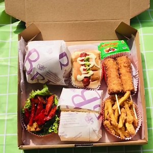 1.1K views · 73 reactions | ကဲ Burger နဲ့ Sandwich စားမယ်ဆို 'HARU က Set box လေးထဲမှာ အစုံရနော် '☃️ Page chat boxကိုဆက်သွယ်မှာယူနိုင်ပါတယ် | 퐇퐀퐑퐔 퐎퐧퐥퐢퐧퐞 퐅퐨퐨퐝 | Facebook