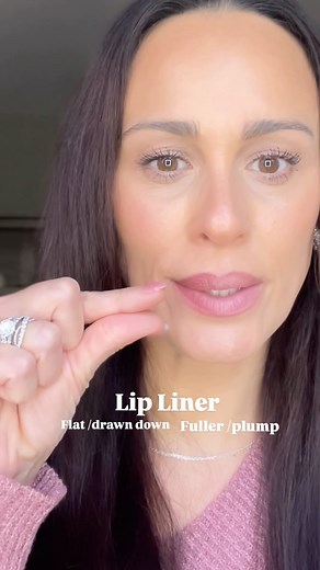 💋Start by overlining slightly above your natural lip line at the center of your lips to enhance fullness, but stay within the natural outline toward the corners. Yes or Yes? What do you think? 💭 #lipliner #liplinerhack #makeuptipsover40 #fyp #over40 #narurallip #reallips #fullerlips #lipstick #lips Naturally fuller lips over 40 🤌 | Sandra Goelz
