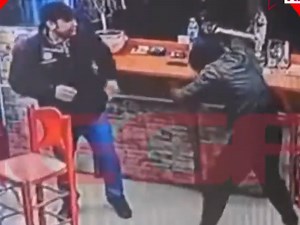 Απίστευτες σκηνές από ληστεία σε βενζινάδικο στο Καματερό: Ληστής απείλησε υπάλληλο με σφυρί και αυτός τον πήρε στο κυνήγι με σκουπόξυλο! (Βίντεο) - Europost.gr