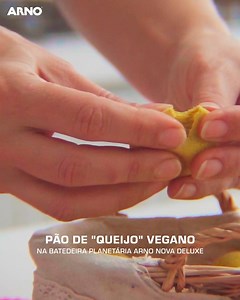 Go Vegan! 🌱 Quem disse que não dá pra fazer pão de queijo sem queijo? 🤔 Agora, você pode fazer uma versão vegana do tradicional Pão de Queijo na Batedeira Planetária Arno Nova Deluxe 💚 Sem queijo, ovo nem leite e fica uma delícia 😋 Confira o passo a passo e surpreenda-se com a textura e o sabor desta receita 👇 Ingredientes: 1 xícara de chá de batata doce assada; 1 xícara de chá de polvilho doce; 1 colher de chá de açafrão (cúrcuma); 2 colheres de sopa de azeite; 1 colher de chá de sal; 2 co