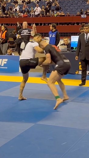 🇺🇸 Guard-Pull Threat ➡️ Ankle Pick🔥 Simple & effective, even at the highest level! - 🇧🇷Ameaça da Guarda ➡️ Pegada do Tornozelo!😮 Simple mas eficaz, até em níveis superiores👌 - Credits📽 @claymayfield_bjj - #bjj #jiujitsu #jiujitsuclan #bjjsweeps #bjjcompetition #guardpull #guardpuller #bjjreels | Jiu Jitsu Clan