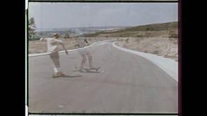 Etats-Unis années 1970 : Skateboarders slalom : vidéo de stock (100 % libre de droit) 3970297301 | Shutterstock