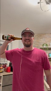 Von Mama gelernt 😅 #mamaistdiebeste #biertrinken #flaschegeben