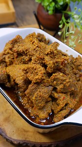 Lapis daging enak empuk dan medok Hai guys, kali ini aku bikin lapis daging,, tapi yang ini beda sama resep lapis daging kuda sebelumnya ya,, kalau sebelumnya lebih ke timur Tengah kalau yang ini lebih ke Jawa 😁 asli ini enakkk pollll,, bumbunya medok banget bikin selera makan jadi bertambah 😁 Untuk masak kali ini aku memakai bumbu kuning serbaguna dari @dapurws.id , aku cocok banget dengan bumbu kuning ini,, dan sukanya ini bs di kreasikan ke berbagai masakan gitu,, bisa untuk opor, tumisan, 