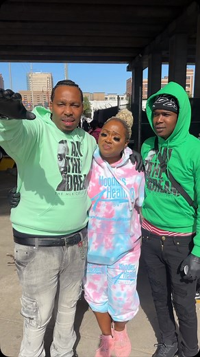 #hoodies4healingfoundation thankful to have @junebug_ghetto served hot meals to hundreds of homeless Houstonians on Sunday morning ..thank you for choosing to sow serve and share to those in need .. thank you for being a blessing ..sharing smiles and choosing #hoodies4healingfoundation … we’re honored to have served over 100,000 hot meals to homeless Houstonians since 11/20 … being a vessel of GOD”s love … #hoodies4healingfoundation cares about the community ..we care about the ..we’re here to h