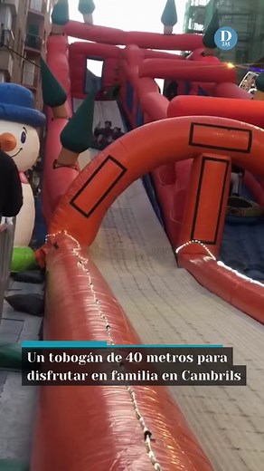 #Cambrils ha estrenado este viernes día 15 un tobogán con una rampa de 40 metros. Estará abierto hasta el día 17 en la remodelada Rambla Jaume I. La edad mínima para lanzarse es de 2 años, siempre acompañados por un adulto, igual que los niños que no superen el 1,30 metros de altura. El tobogán será gratuito si se presenta un ticket de compra de una tienda local, que sea igual o superior a los 15 euros. Los que no dispongan de este resguardo, podrán comprar en la taquilla un bitllete por 3 euros