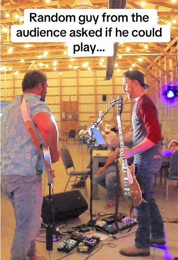 Random guy from the audience asked if he could play — live country music moment