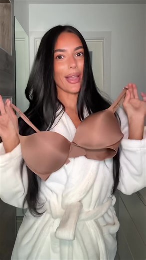 @Thespina Parianos wears the SKIMS Ultimate Teardrop Push-Up Bra | skims teardrop push