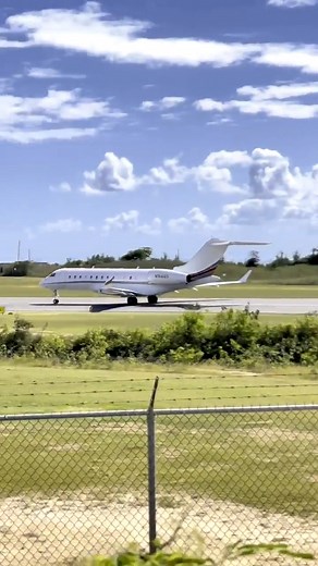 Ever heard of Global Express XRS? It did not just change its name, but also received a significant upgrade of on-board equipment 🛩️ • The company dropped the “Express” part of the Global Express name; new airplanes are simply “Global” and a number that approximates the range in nautical miles. • The Bombardier Global 6000 is a superior long-range jet with exceptional transpacific capabilities. A maximum duration of 12.5 hours means the Global 6000 can connect Moscow to Los Angeles, London to Si